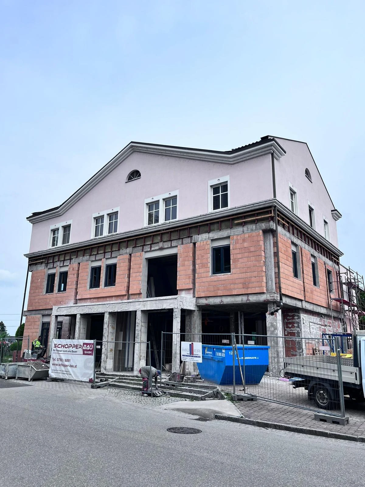 Altbau während der Sanierung mit freigelegtem Mauerwerk und Fenstern