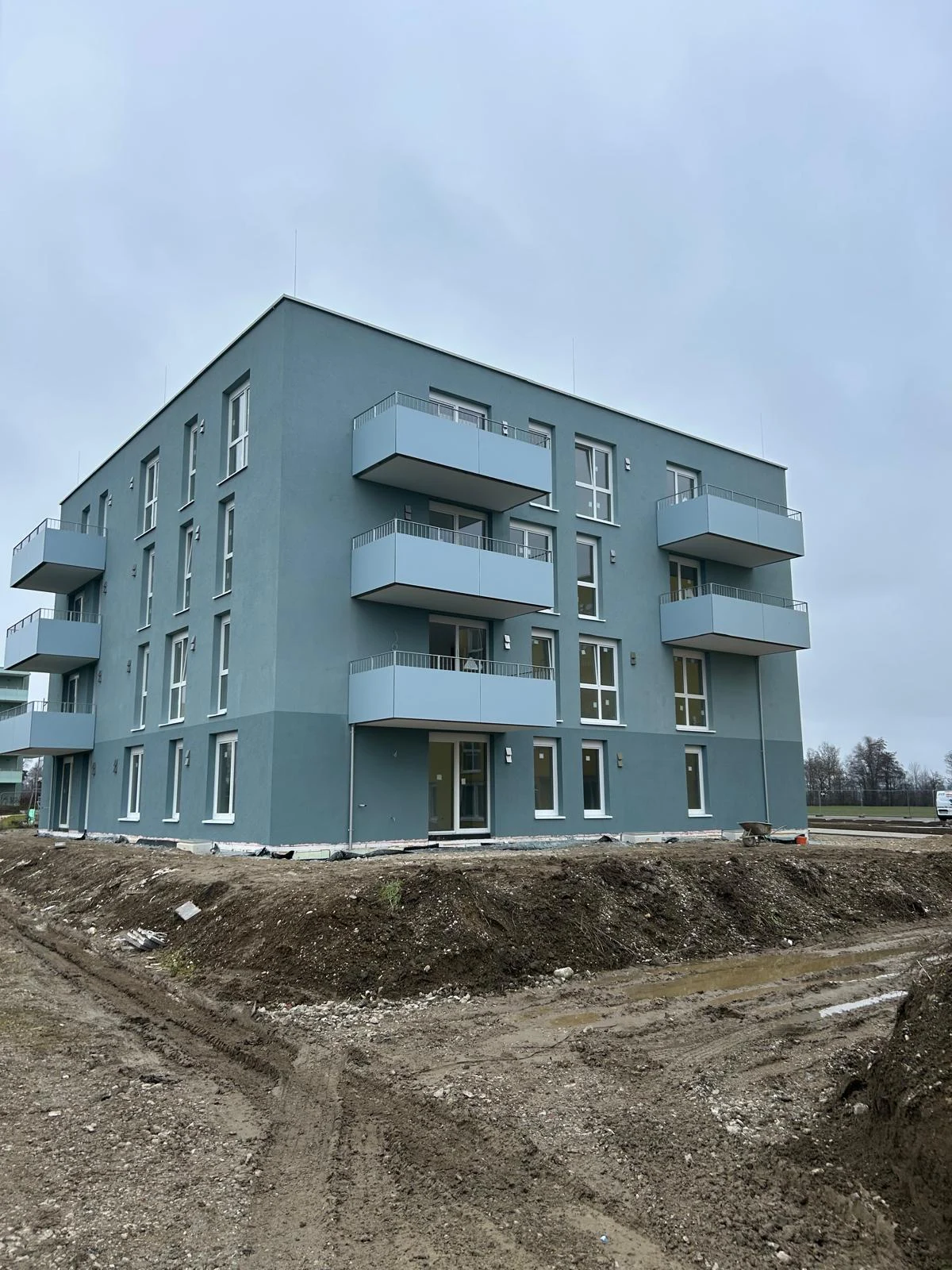 Mehrparteienhaus mit montierten Fenstern und Balkonen
