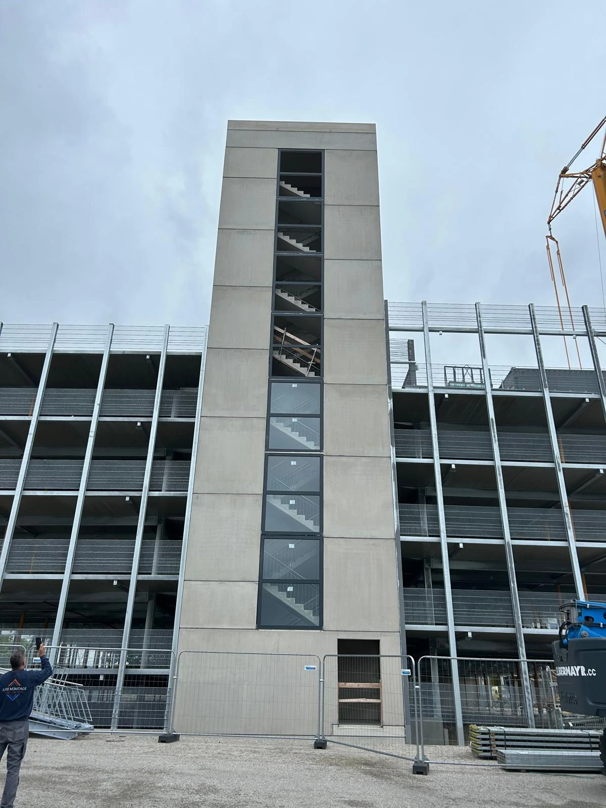 Hohe Fensterfront am Treppenhaus einer Baustelle